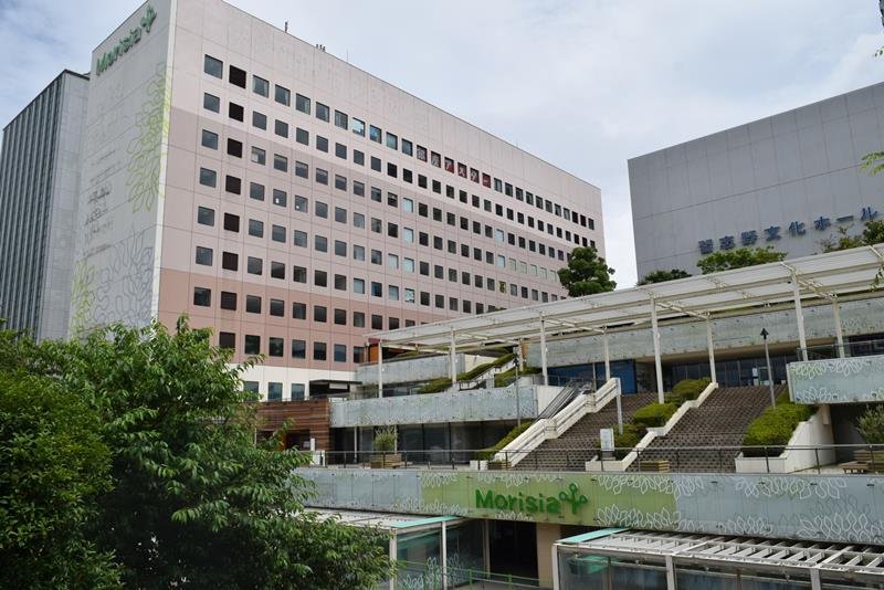 複合商業施設「モリシア津田沼」をタワーマンションなどに建て替えるＪＲ津田沼駅南口の再開発事業が建築費高騰で一時中断している＝習志野市
