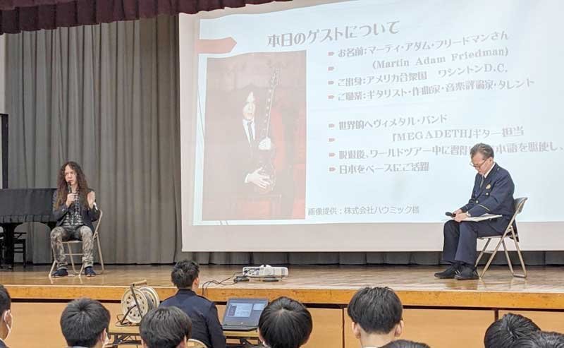 中学生に外国人への対応について語るマーティ・フリードマンさん（左）＝１１日、流山市