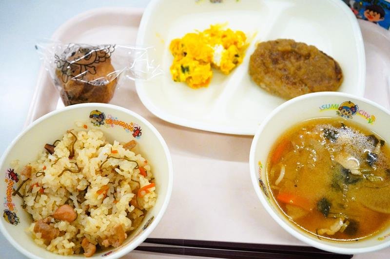いすみ市２０周年の節目を記念して提供された特別学校給食。豊かな海と山の幸を素材に作られた＝１０月、同市
