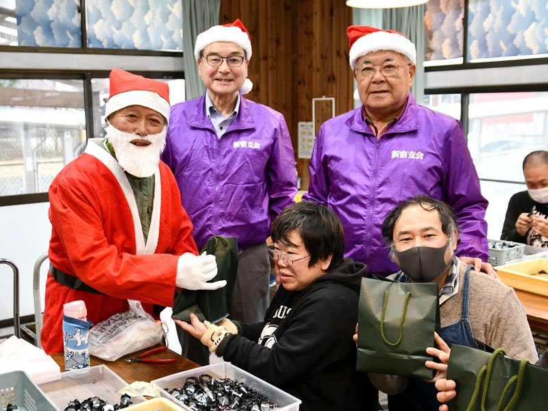 クリスマスイブに合わせ、香取市社会福祉協議会新宿支会のメンバーらが障害者支援施設を訪れ、クリスマスプレゼントを手渡した＝２４日、香取市