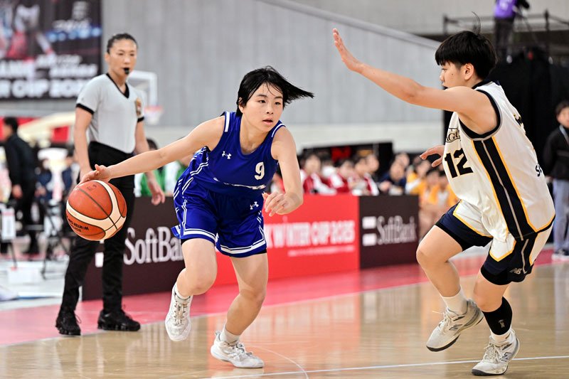 第１クオーター、攻め込む昭和学院・斉藤（左）