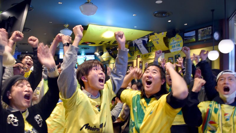 ジェフの試合を中継する飲食店でゴールに沸くサポーターたち。Ｊ１復帰が決定すると、喜びを爆発させた＝１２月１３日、千葉市中央区
