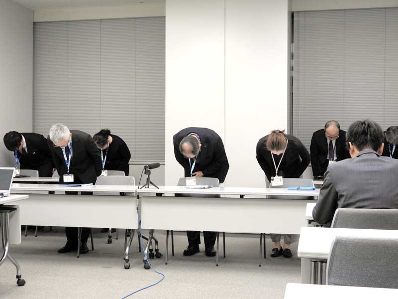 記者会見で頭を下げる藤井農林水産部次長（中央）ら＝２５日、県庁