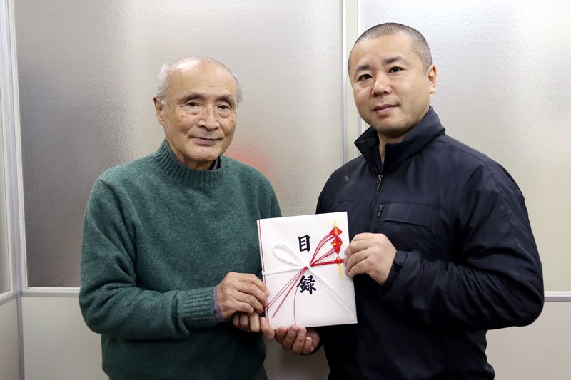 寄付金を持参した西澤園長（右）と西澤貫応理事長