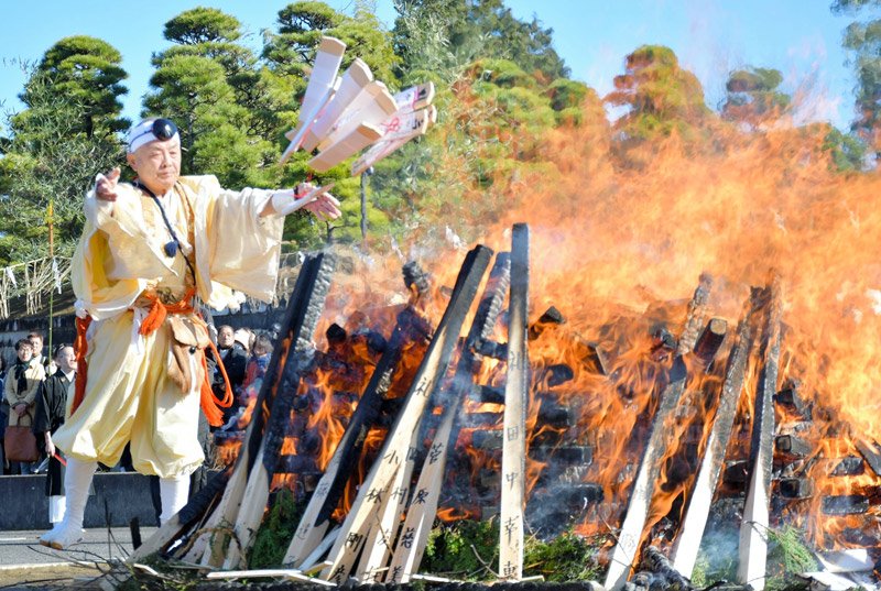 炎にお札３万体投げ入れる　成田山新勝寺、感謝込めお焚き上げ
