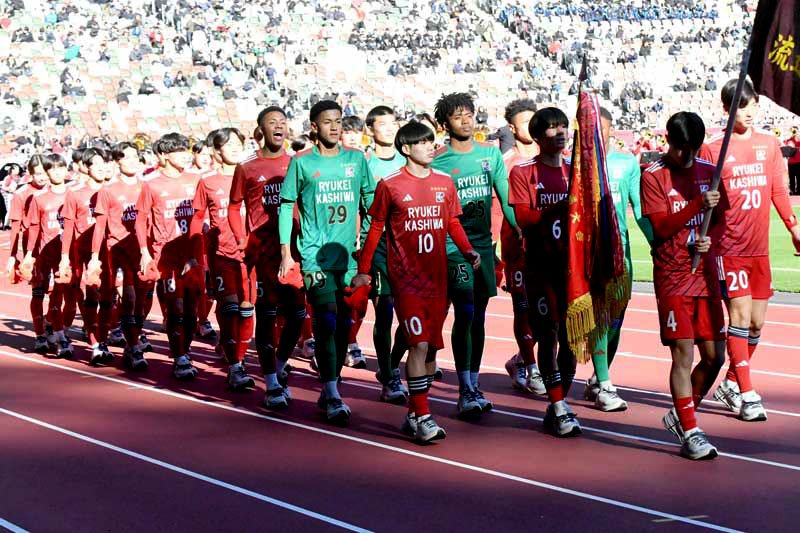 開会式で入場行進する流通経大柏イレブン＝国立競技場
