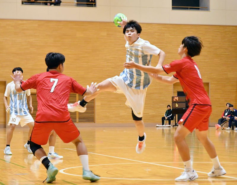 市川―昭和学院　後半、シュートを放つ市川の大槻＝市川市塩浜体育館