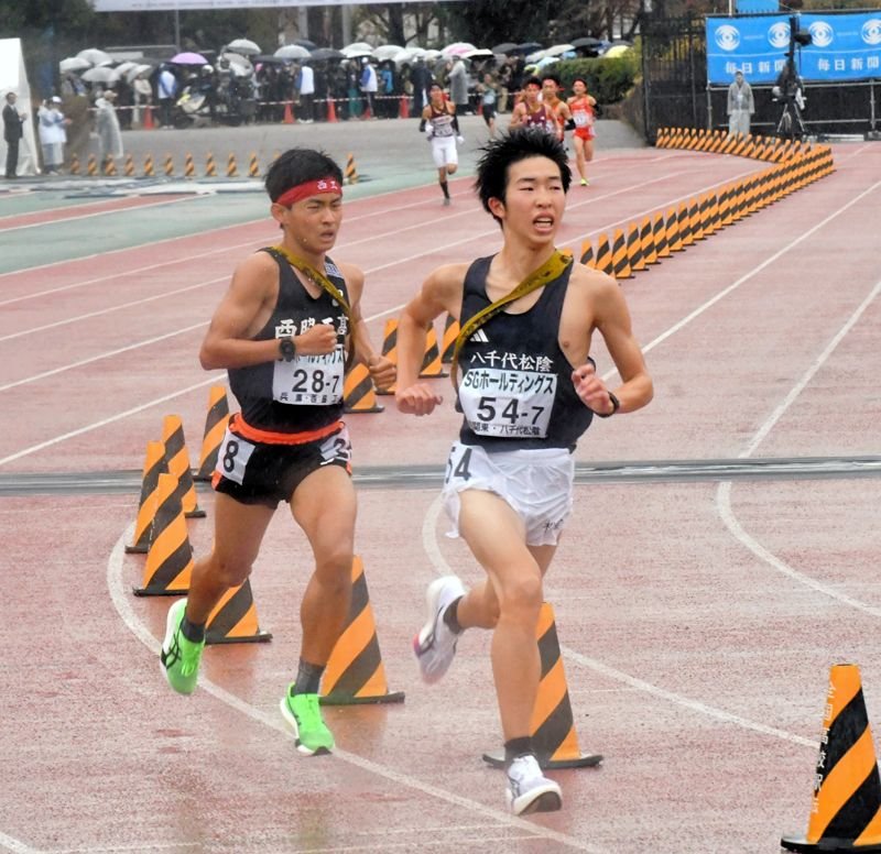 ラストスパートし、５位でゴールした八千代松陰のアンカー荒井稜司＝２１日、京都市・たけびしスタジアム京都