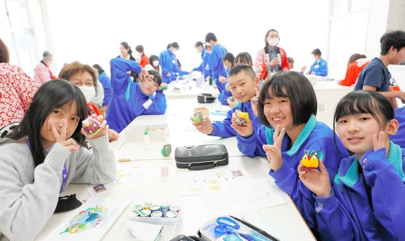 早春の御宿町内を彩る「つるし雛（びな）」の飾り作りで日台交流があり、参加した双方の中学生がふっくら愛らしい姿のフクロウを作りながら心をつないだ＝同町