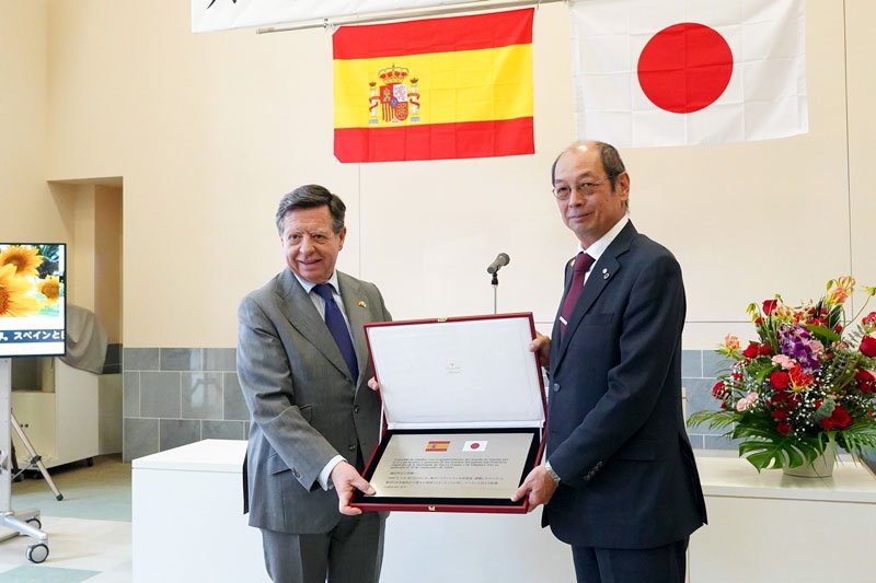 贈呈式でデ・パラシオ駐日スペイン大使（左）からプレートを受け取る原町長＝御宿町役場
