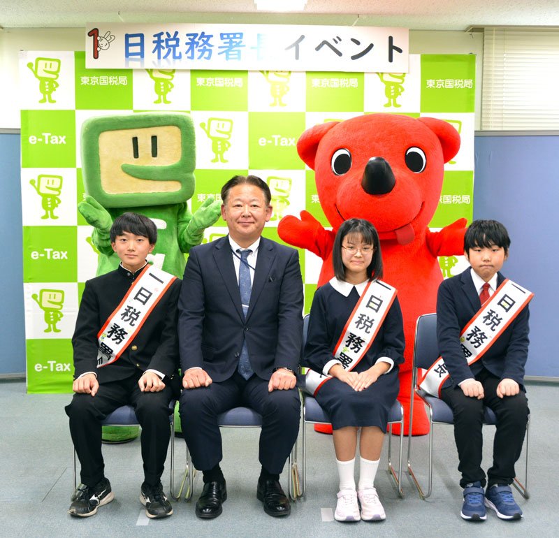 北村署長（左から２人目）と千葉西税務署長賞の受賞者ら＝千葉市花見川区