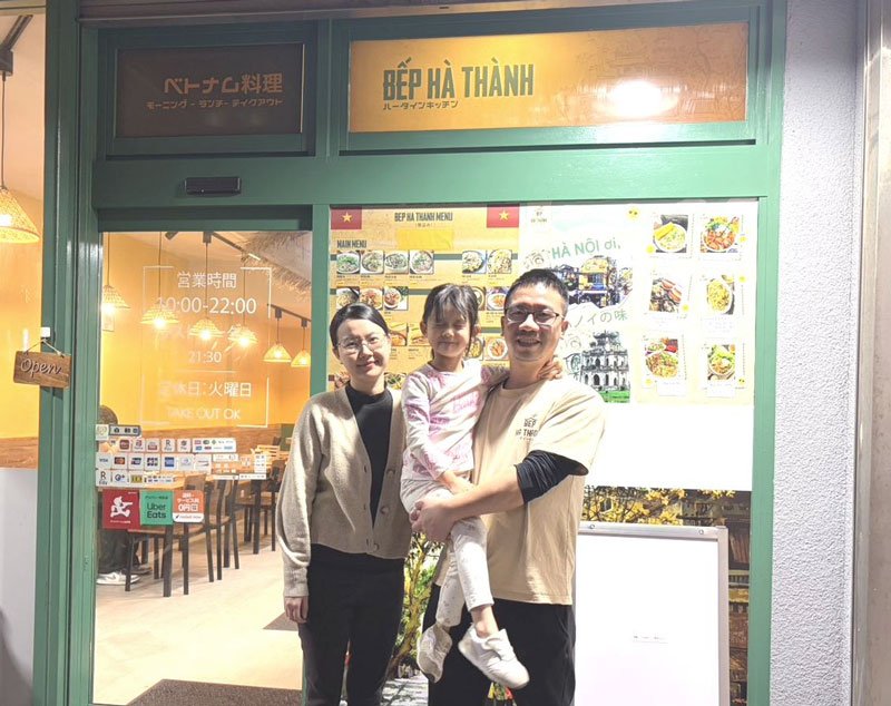 店の前で笑顔を見せる（右から）ホアンさん、娘のチャウちゃん、妻のジャンさん＝昨年１２月、松戸市