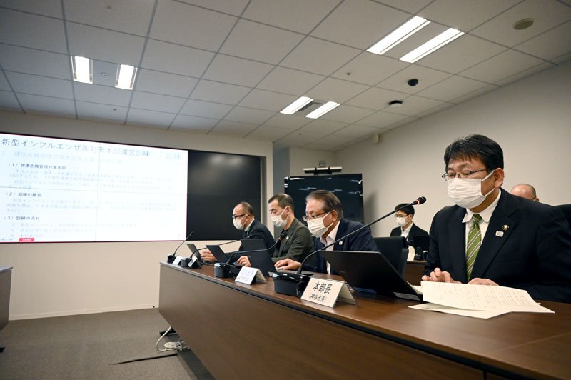 訓練参加者に「新型コロナ対策のノウハウをいま一度共有して」と話す神谷市長＝千葉市役所
