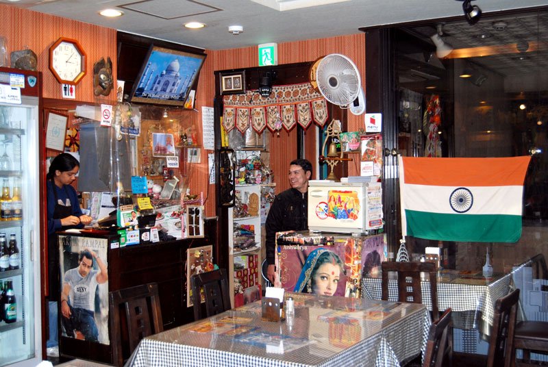 インドの国旗や雑貨が並ぶ店内の様子＝４日、千葉市中央区の「ルンビニ」