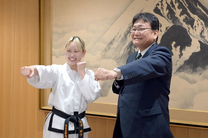 神谷市長に世界３位を報告した成沢さん（左）＝千葉市役所