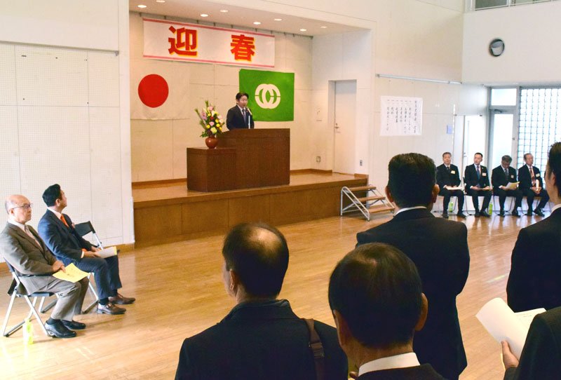 約２００人の出席者の前であいさつする市原淳市長＝茂原市役所