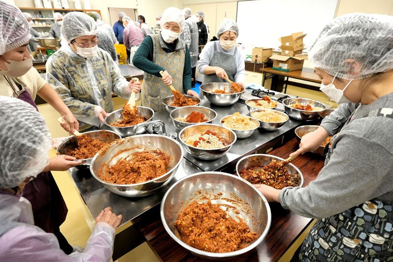 「とがらしごぼう」を作る女性たち＝旭市いいおかユートピアセンター
