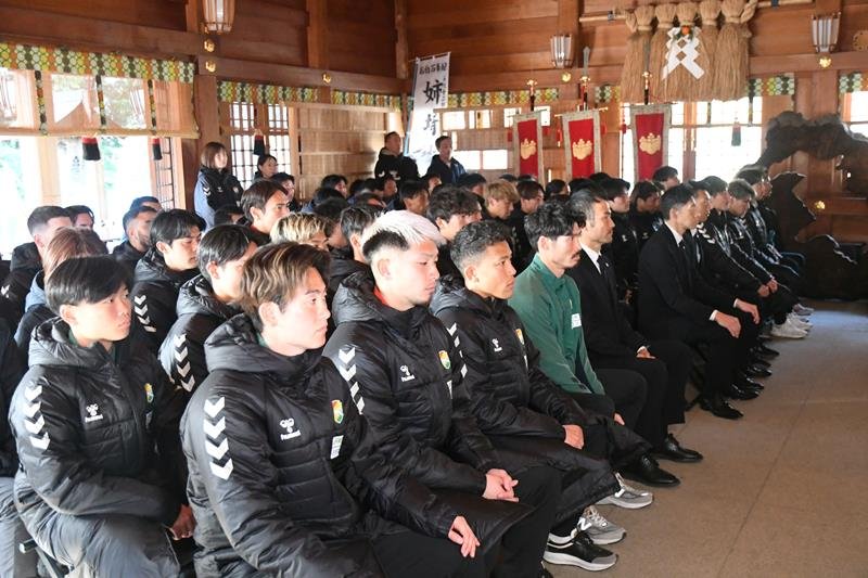 今季の必勝を祈願する千葉の選手たち