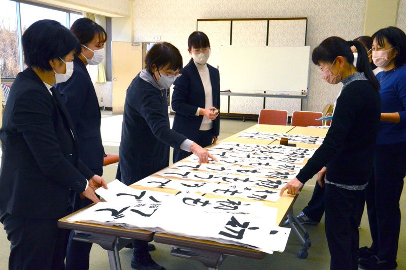 厳正に審査を進める審査員ら＝１４日、多古町