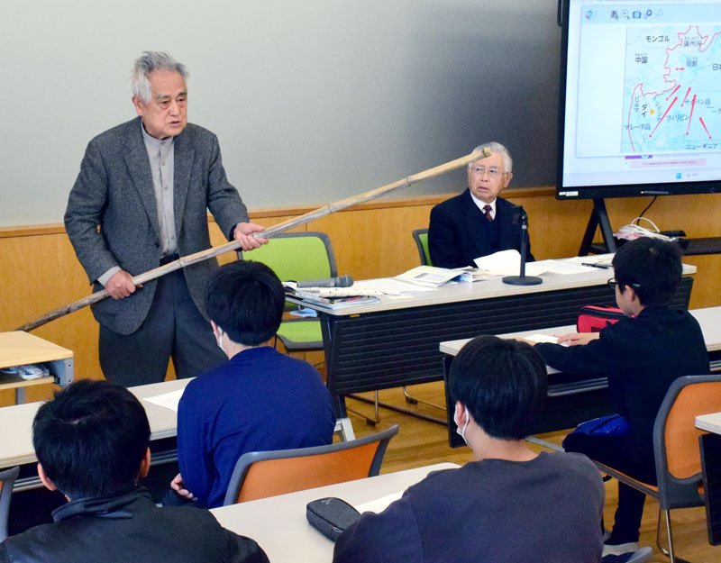 少年時代に見た竹やり訓練の様子を説明する竹之内さん（左）と今関さん＝長南小