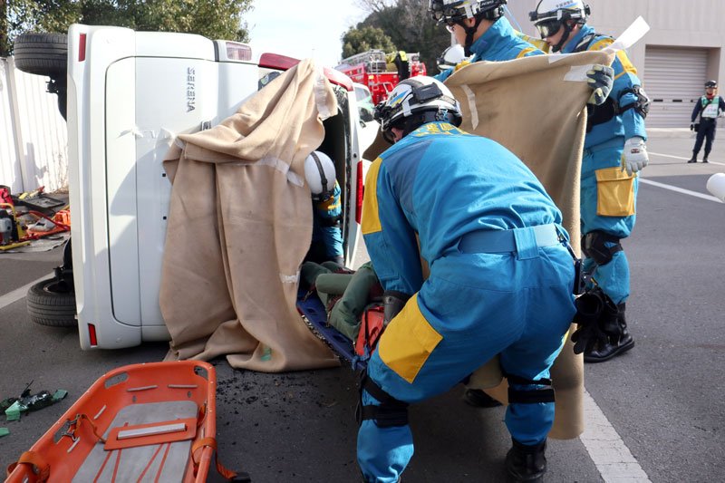 横転した車からけが人を救出する手順を確かめる機動隊員ら＝１５日、千葉市稲毛区