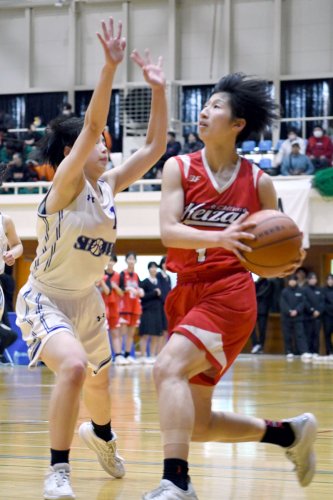 昭和学院－千葉経大付　第４クオーター、攻める千葉経大付・坂田（右）＝木更津市民体育館