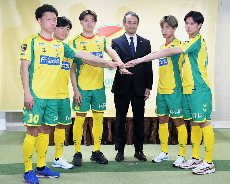 新体制を発表したＪ１ジェフ千葉。新加入の５選手も紹介された＝千葉市内