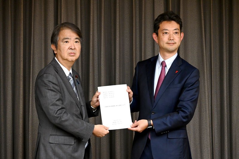 要望書を手にする石原環境相（左）と熊谷知事＝１７日午後、県庁