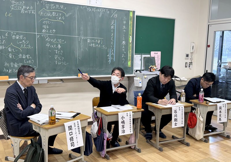 新聞見出しを考察したパネルディスカッション＝市川市立大和田小学校