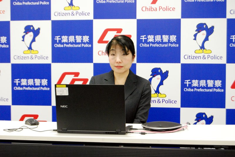 オンラインで署長会議に出席する青山県警本部長＝２６日、千葉市中央区の県警本部