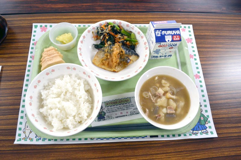 すいとん汁やサバの塩焼き、サツマイモあんをはさむ「お城もなか」などが並んだ献立