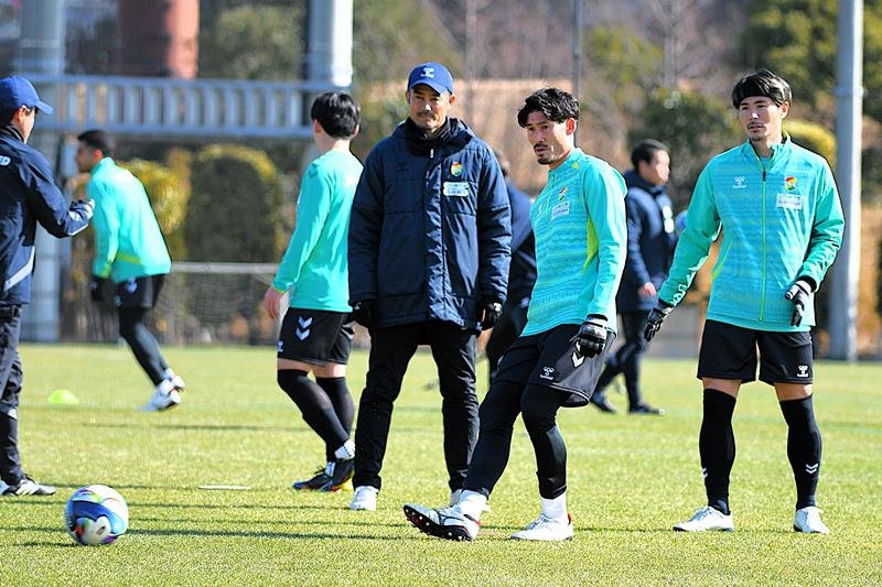 ちばぎんカップと、２月に開幕する百年構想リーグに向けてチーム練習するジェフ千葉イレブン＝千葉市内


