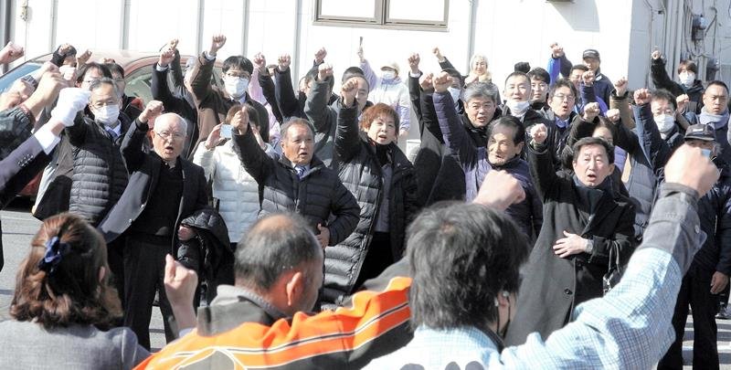 出陣式で気勢を上げる支援者ら＝２７日、香取市
