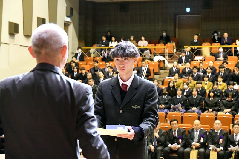 優秀選手として表彰を受ける木更津総合・金子颯希＝千葉女高