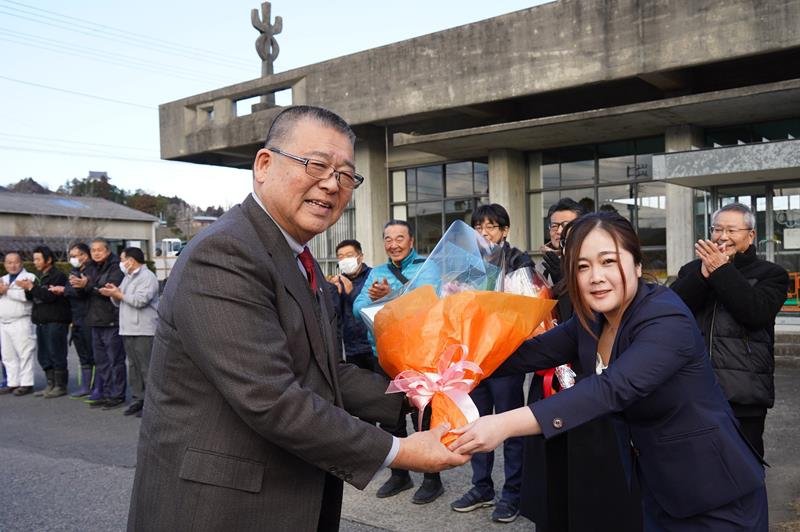 ２期目の初登庁で職員から花束を受け取る平林昇町長（左）＝２９日、大多喜町役場

