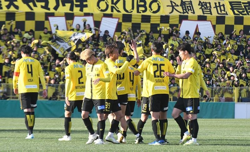 柏―千葉　２連覇を果たし、ハイタッチや握手で喜ぶ柏イレブン＝三協Ｆ柏

