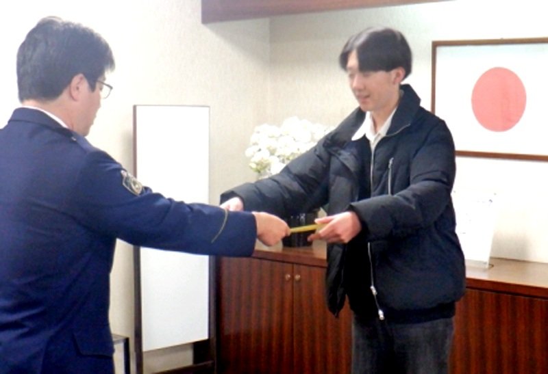 署長から感謝状を受け取る飯野さん（君津署提供）