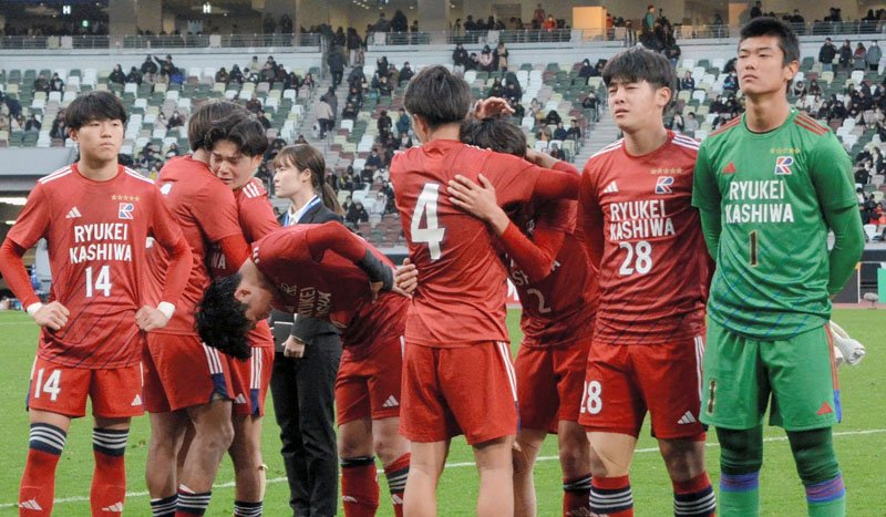 鹿島学園との準決勝で涙をのみ、ねぎらい合う流通経大柏の選手ら＝１０日、ＭＵＦＧスタジアム（国立競技場）