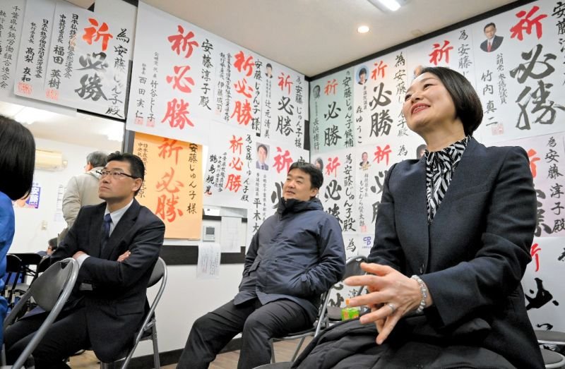 事務所で開票速報を見守る安藤（右）。党のあまりの大敗ぶりに、途中からは諦めに似た表情を浮かべた＝８日、松戸市