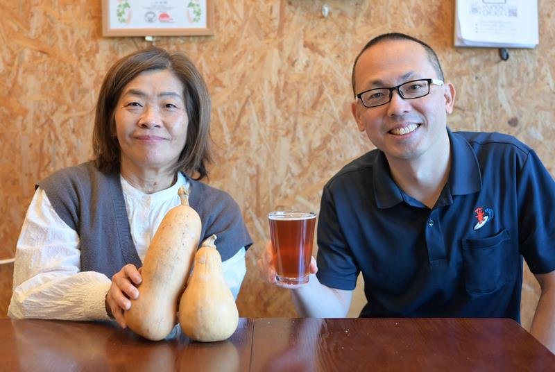 千葉稲毛ビールの岡村さん（右）とかぼちゃを生産した川島さん＝千葉市稲毛区
