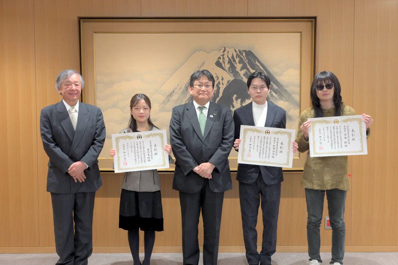 表彰状を持つ倉沢さん（左から２番目）、新井さん（左から４番目）、安西さん（右端）＝千葉市役所
