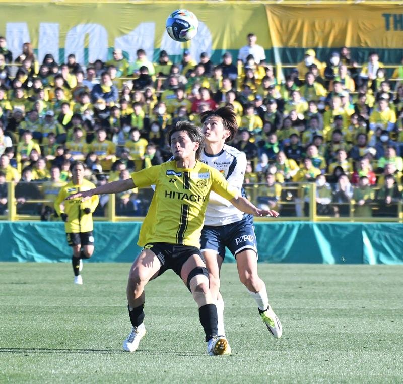 後半、競り合う千葉・津久井（右）と柏・馬場
