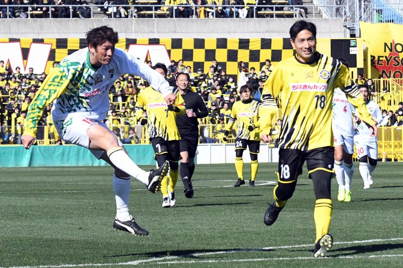 柏ー千葉　後半、シュートを放つ千葉・巻（左）と柏・田中＝三協Ｆ柏