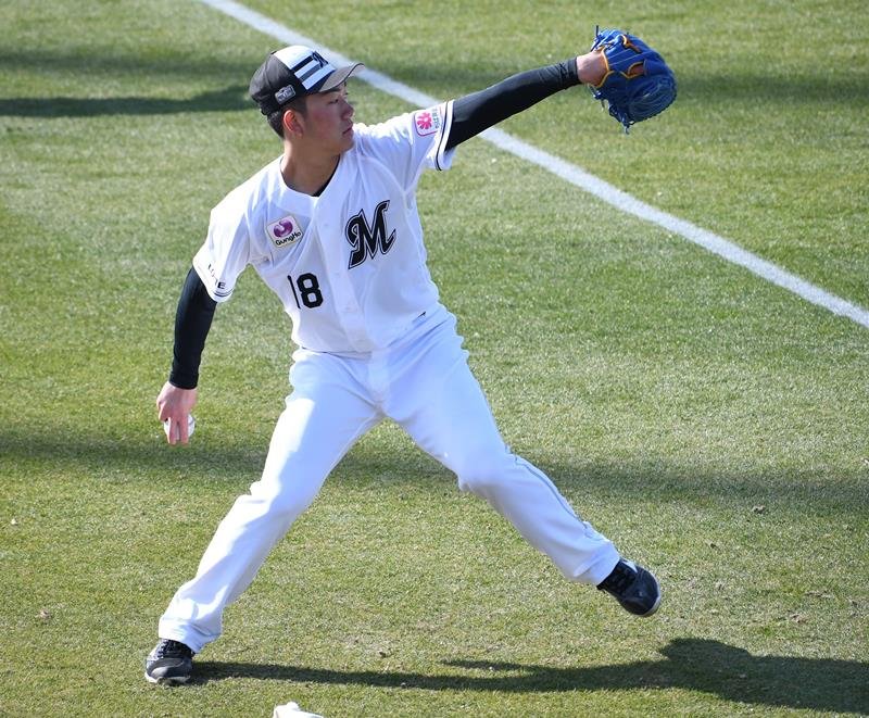 キャッチボールする千葉ロッテ・石垣元＝都城
