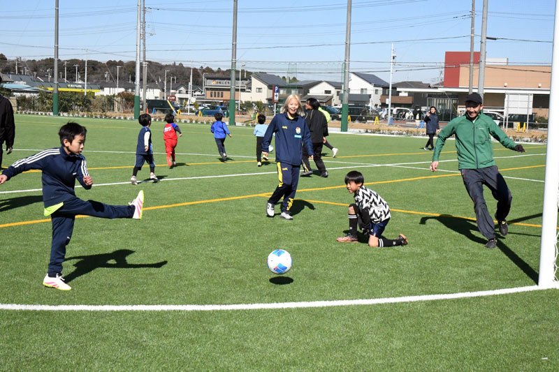 親子サッカー教室でレディースの選手らとミニゲームなどで触れ合った参加者たち＝１日、船橋市
