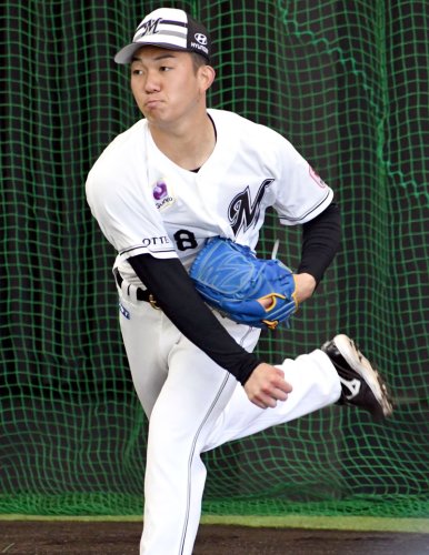 ブルペンで投げ込む千葉ロッテ・石垣元＝都城