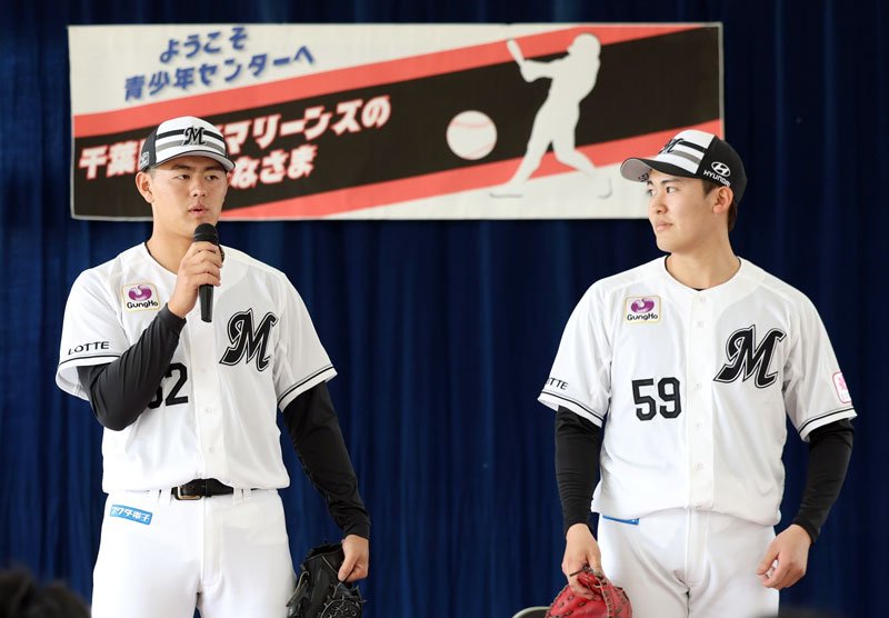 児童からの質問に答える千葉ロッテの坂井（左）と早坂＝石垣（球団提供）