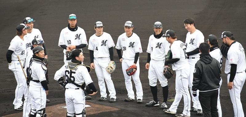 メイン球場で集まって話をする千葉ロッテの選手ら