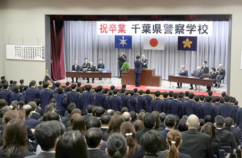 卒業証書を受け取る卒業生代表＝６日午前、東金市