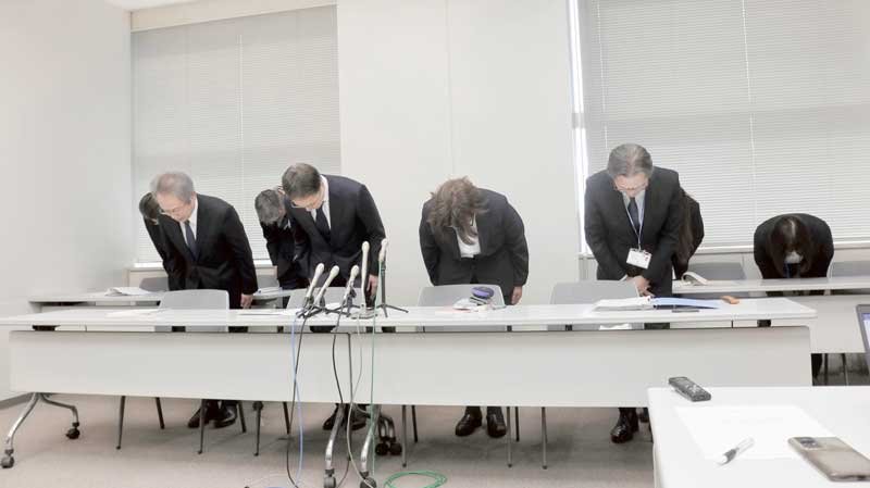 記者会見で謝罪する加藤病院長（前列左から２人目）ら＝６日、県庁